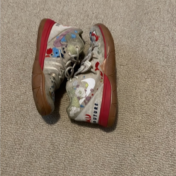 Size 2 youth 
Used
Doesn’t come with box
100% still usable - Picture 2 of 7